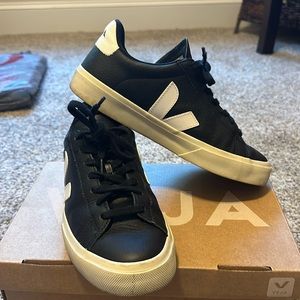 Veja Black size 8